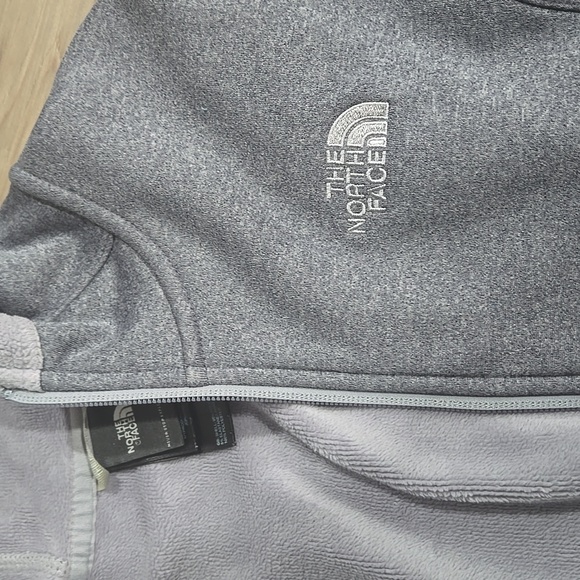 The North Face Sweater - Picture 3 of 3